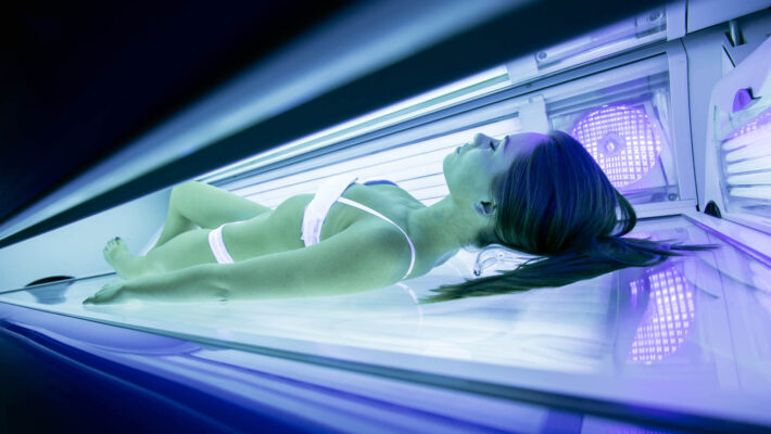 frau-liegt-im-solarium