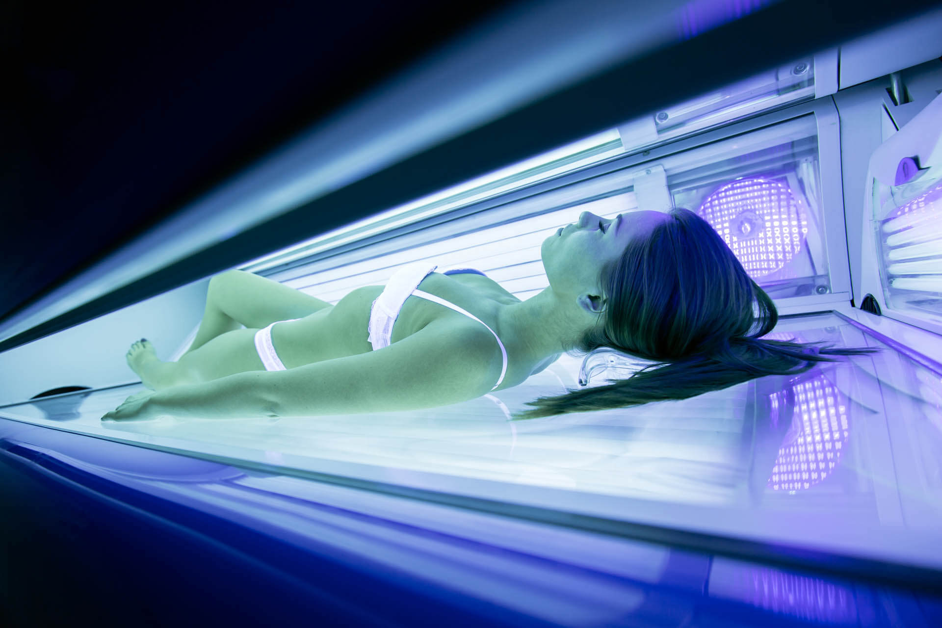 frau-liegt-im-solarium